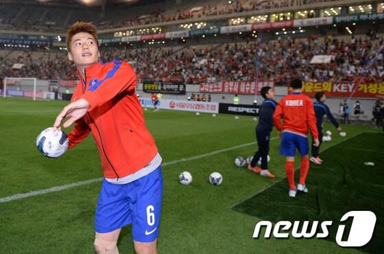 본문 이미지 - 기성용이 논란을 일으킨 '왼손 경례'에 대해 해명했다. 너무 긴장해서 저지른 실수라고 사과했다. © News1 이동원 기자