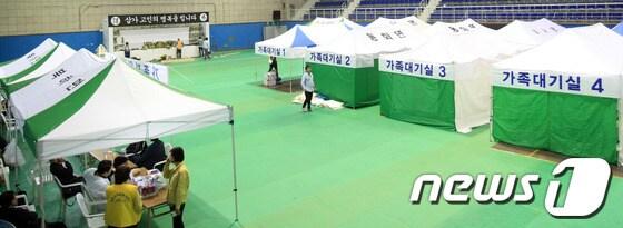 본문 이미지 - 장성요양병원 화재사고 희생자들의 합동분향소가 마련된 장성군 장성읍 홍길동실내체육관.2014.5.28/뉴스1 © News1 송대웅 기자