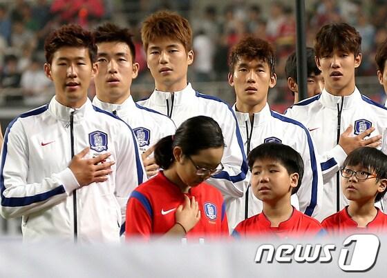 본문 이미지 - 축구대표팀 기성용 선수(가운데)가 28일 오후 마포구 상암동 서울월드컵경기장에서 열린 하나은행 초청 대한민국 vs 튀니지 국가대표 평가전에 앞서 왼손을 가슴에 올려 국민의례를 하고 있다. 국민의례는 오른손을 가슴에 올려야 한다. 2014.5.28/뉴스1 © News1   박정호 기자