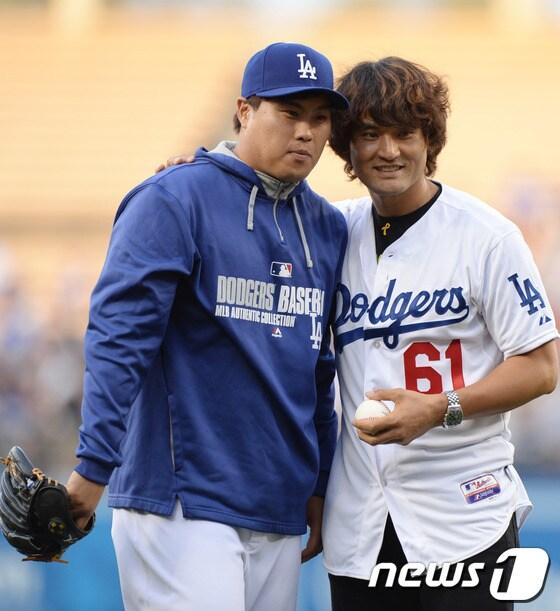 본문 이미지 - 류현진과 박찬호&#40;오른쪽&#41;., &#39;한국의 야구 영웅&#39;들이 28일&#40;한국시간&#41; LA 다저스타디움에서 만났다. 박찬호는 시구, 류현진은 &#39;전설&#39;이 된 선배 박찬호의 시구를 받기 위해  다정하게 함께 걸어가고 있다. © News1 스포츠 LA= 권현진 기자 