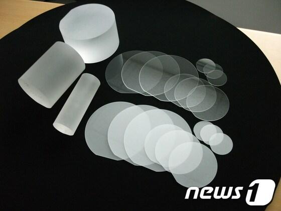 본문 이미지 - 일진디스플레이가 생산하는 사파이어 잉곳(좌)과 사파이어 웨이퍼.(일진 제공)© News1  