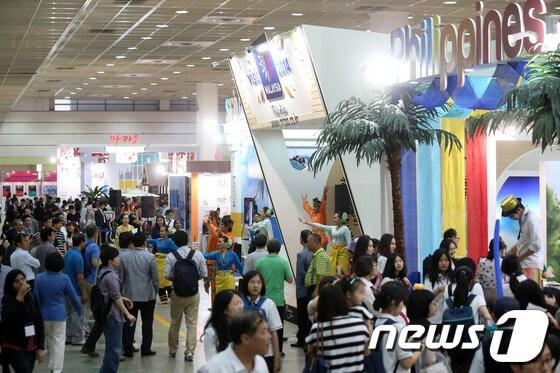 본문 이미지 - 29일 서울 강남구 삼성동 코엑스에서 개막한 한국국제관광전을 찾은 관람객들이 세계 각국의 홍보부스를 돌아보고 있다.올해로 29회째를 맞는 한국국제관광전은 국내외 관광기구들이 참여하는 대표적인 관광박람회로써 세계 60개국 500개 기관 및 단체가 참가했다. 2014.5.29/뉴스1 © News1   한재호 기자