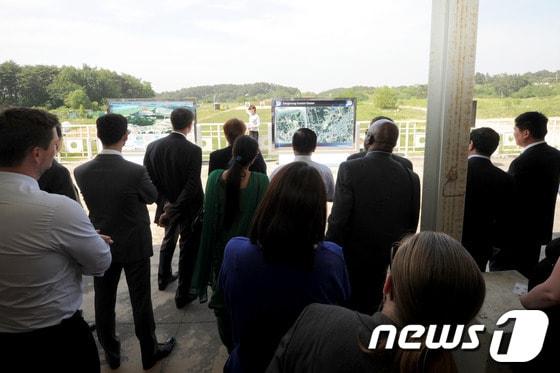 본문 이미지 - 평창동계올림픽 조직위원회가 29일 강원 평창군 알펜시아 리조트에서 개최한 주한 외국대사 초청 설명회에 참석한 외국 공관장들이 빙상경기장이 들어서는 강릉 코스탈 클러스터를 둘러보고 있다.조직위는 이날 올림픽이 개최될 경기장과 선수들이 머물게 될 선수촌 건설현장을 방문하는 베뉴 투어 시간을 마련해 올림픽 열기를 몸소 느껴볼 수 있는 기회를 제공했다. 2014.5.29/뉴스1 © News1 서근영 기자