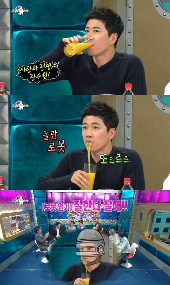 본문 이미지 - 로봇연기 장수원이 박동빈의 '주스연기'를 패러디하고 있다. © MBC '황금어장-라디오스타' 방송 캡처 