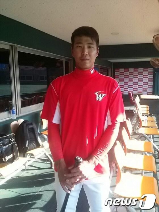 본문 이미지 - SK와이번스 한동민이 29일 목동 넥센전을 앞두고 1루 더그아웃에서 짧은 인터뷰를 가졌다.  한방을 노리는 해결사보다 타순의 연결고리로 자리매김하고 싶다고 밝혔다.  © News1스포츠  목동=임성윤 기자 