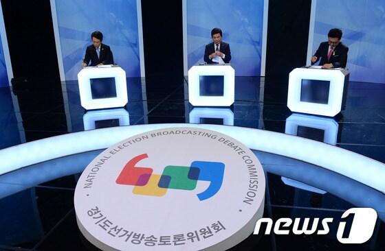 본문 이미지 - 6·4 전국동시지방선거 새누리당 남경필 후보(왼쪽부터), 새정치민주연합 김진표 후보, 통합진보당 백현종 후보가 29일 서울 여의도 KBS에서 열린 경기도지사 후보 TV토론에 앞서 준비를 하고 있다. © News1 박지혜 기자