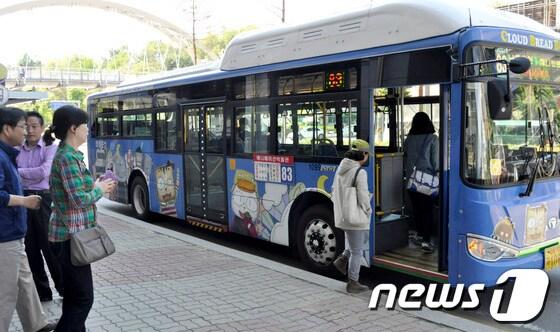 본문 이미지 - 3일 춘천의 대표적인 애니메이션 &#39;구름빵&#39;을 디자인으로 한 시내버스가 손님을 태우고 있다.2014.5.3/뉴스1 © News1   황준 기자
