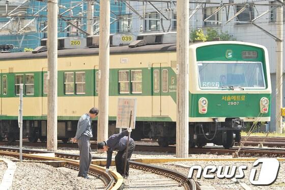 본문 이미지 - 지난 2일 지하철 2호선 상왕십리역에서 정차해 있던 전동차를 뒤따르던 전동차가 들이 받는 사고가 발생한 가운데 3일 오전 양천구 신정동 서울메트로 신정차량기지에서 정비사들이 안전 점검을 하고 있다. 2014.5.3/뉴스1 © News1   송은석 기자