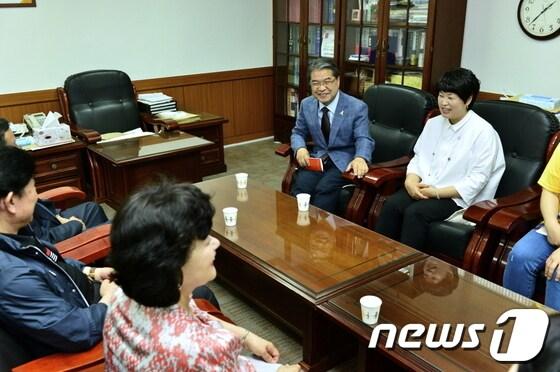 본문 이미지 - 이재정 경기도교육감 후보는 30일 성남 성일정보고를 방문, 학교관게자와 간담회를 갖고 있다./사진제공=이재정 후보 선거사무소 © News1  