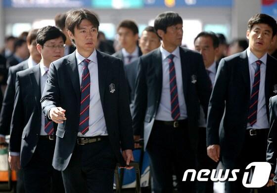 본문 이미지 - 브라질 월드컵 출전을 위해 마지막 전지훈련지인 미국 마이애미로 떠나는 축구대표팀 홍명보 감독과 코치진 및 선수들이 30일 오전 인천국제공항으로 들어오고 있다. 선수단 등은 공항 사전투표소에서 6.4 지방선거 사전투표를 했다. 2014.5.30/뉴스1 © News1 박정호 기자