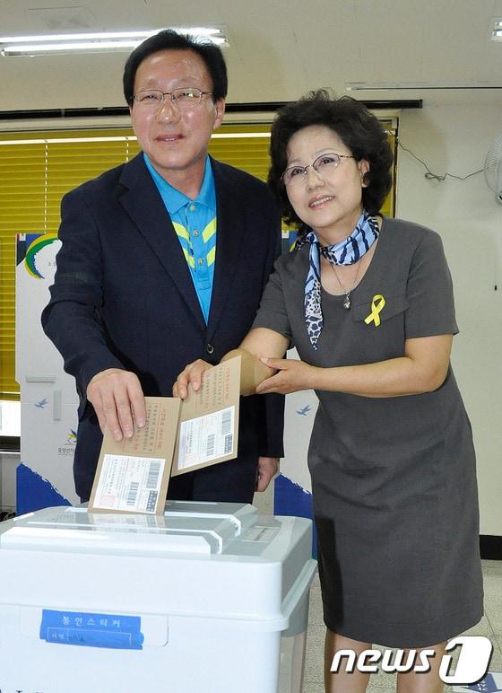 본문 이미지 - 민병희&#40;왼&#41; 강원도교육감은 부인 김경숙&#40;오&#41; 여사와 30일 오전 강원 춘천시 후평3동 주민센터에서 사전 투표를 하고 있다. 2014.5.30/뉴스1 © News1   이예지 기자