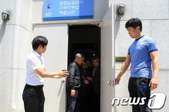 본문 이미지 - 전남 장성 요양병원에 불을 질러 29명의 사상자를 낸 혐의로 긴급체포된 김모&#40;81&#41;씨가 30일 오전 광주지법에서 영장실질심사를 마친 후 법정을 나서고 있다.2014.5.30/뉴스1 © News1   송대웅 기자