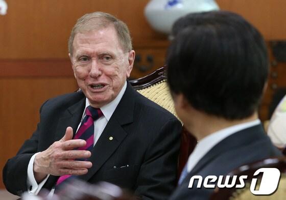 본문 이미지 - 마이클 커비 전 북한인권조사위원회&#40;COI&#41;위원장이 30일 서울 종로구 도렴동 외교부 청사를 방문, 윤병세 외교부 장관과 회동을 하고 있다.COI는 북한의 인권문제를 조사하기 위해 출범한 유엔 기구로 지난해 3월 22일 제네바 유엔 인권이사회 제22차 회의에서 이사국의 만장일치로 채택된 결의안을 바탕으로 구성됐고, 올해 3월31일부로 활동이 종료됐다. 2014.5.30/뉴스1 © News1   송원영 기자