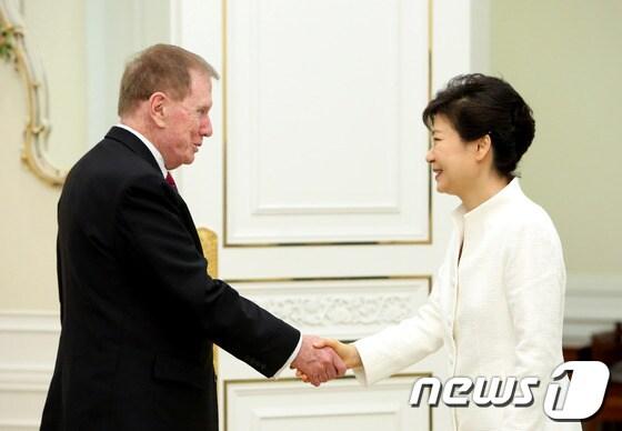 본문 이미지 - 박근혜 대통령이 30일 오전 청와대에서 마이클 커비 전 북한인권조사위원장과 만나 악수를 하고 있다. &#40;청와대 제공&#41; 2014.5.30/뉴스1 © News1   박철중 기자 