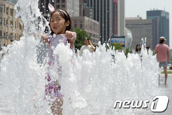 본문 이미지 - 서울지역 낮 최고기온이 32도까지 오른 30일 오후 서울 광화문 분수대에서 어린이들이 더위를 식히며 즐거운 시간을 보내고 있다. 2014.5.30/뉴스1 © News1   민경석 기자