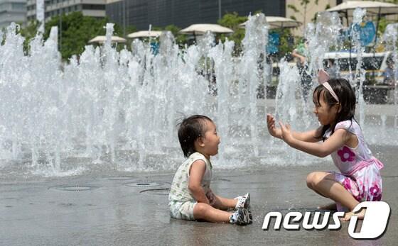 본문 이미지 - 서울지역 낮 최고기온이 32도까지 오른 30일 오후 서울 광화문 분수대에서 어린이들이 더위를 식히며 즐거운 시간을 보내고 있다. 2014.5.30/뉴스1 © News1   민경석 기자