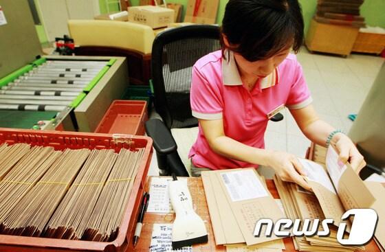 본문 이미지 - 6·4 지방선거 사전투표가 실시된 30일 저녁 서울중앙우체국 직원들이 중구선거관리위원회에서 인수한 사전투표회송우편물을 접수하고 있다.우체국은 사전투표 마지막 날인 31일까지 사전투표회송우편물을 접수해 6월 2일까지 해당 선거관리위원회로 배달한다. &#40;서울지방우정청 제공&#41; 2014.05.30/뉴스1 © News1 