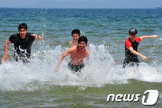 본문 이미지 - 31일 오전 11시를 기해 경북 경주시와 영천시에 폭염주의보가 발령된 가운데 포항 영일대해수욕장에서 학생들이 더위를 식히고 있다. 2014.5.31/뉴스1  © News1   최창호 기자
