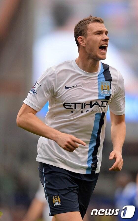 본문 이미지 - 4일(한국시간) 열린 2013-2014 잉글랜드 프리미어리그 맨체스터 시티와 에버튼의 경기에서 전반 43분 2-1로 앞서나가는 골을 성공시킨 에딘 제코(맨체스터 시티)가 환호하고 있다. © AFP=News1 
