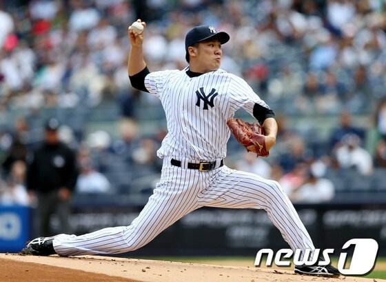 본문 이미지 - 4일(한국시간) 벌어진 2014 메이저리그 뉴욕 양키스와 탬파베이 레이스의 경기에 선발 등판한 다나카 마사히로(뉴욕 양키스)가 역투하고 있다. © AFP=News1 