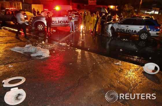 본문 이미지 - 3일(현지시간) 브라질 헤시피의 아루다 스타디움에서 축구경기가 진행되는 가운데  팬들간에 싸움이 발생해 그중 한 명이 변기에  맞아 숨졌다. © 로이터=뉴스1  