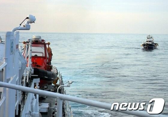 본문 이미지 - 서구포해양경찰서는 지난 3일 밤 10시경 제주시 우도 남동방 46㎞ 해상에서 불이 나 표류하던 여수선적 낚시어선 A(6.77t급·사진 오른쪽)호를 예인했다고 4일 밝혔다. (서귀포해양경찰서 제공) © News1   이상민 기자