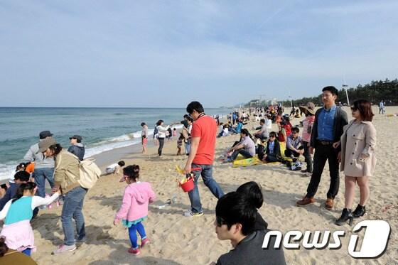 본문 이미지 - 황금연휴 이틀째인 4일 강원 강릉시 경포해변에 더위를 잊기 위해 방문한 관광객들이 가득하다. 2014.5.4/뉴스1 © News1   서근영 기자