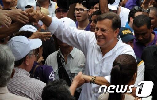 본문 이미지 - 후안 카를로스 바렐라(50) 파나메니스타당 후보가 4일(현지시간) 투표를 마친 후 환호하는 지지자들에게 답례를 보내고 있다. © AFP=뉴스1 