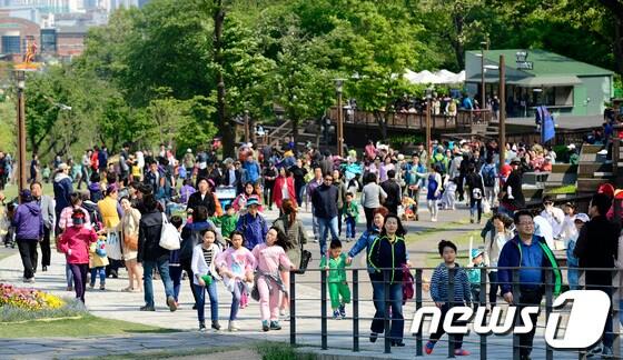 본문 이미지 - 어린이들이 가족과 함께 즐거운 시간을 보내고 있다.  /사진 = 2014.5.5/뉴스1