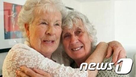 본문 이미지 - 쌍둥이 자매인 엘리자베스 하멜(좌)과 앤 헌트(우)가 1일(현지시간) 미국 캘리포니아주 풀러턴시에서 78년만에 만나 서로 포옹하고 있다. © News1 