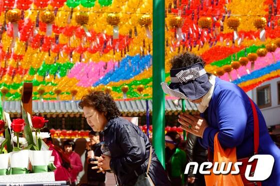 본문 이미지 - 석가탄신일을 하루 앞둔 5일 오후 서울 종로구 조계사를 찾은 불자들이 합장하고 있다. © News1 박지혜 기자