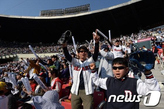 본문 이미지 - 2014 프로야구는 상위권 팀과 하위권 팀의 구분이 명확해지고 있다. /뉴스1 © News1 손형주 기자