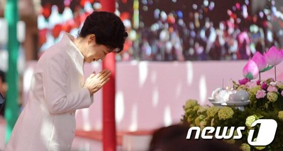 본문 이미지 - 박근혜 대통령이 6일 오전 서울 종로구 조계사에서 열린 불기 2558년 부처님오신날 봉축법요식에 참석해 합장하며 인사하고 있다.                                                                                                    2014.5.6/뉴스1 © News1 박세연 기자