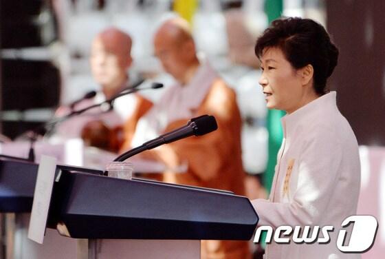 본문 이미지 - p박근혜 대통령이 6일 오전 서울 종로구 조계사에서 열린 불기 2558년 부처님오신날 봉축법요식에 참석해 &#39;세월호&#39; 참사 유가족과 실종자 가족에게 애도의 메시지를 전하고 있다. 2014.5.6/뉴스1 © News1   박세연 기자/p