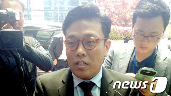 본문 이미지 - 변기춘 천해지 대표가 6일 오후 피의자 신분으로 조사를 받기 위해 인천지방검찰청에 들어서고 있다. © News1 양동욱 기자