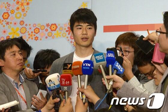 본문 이미지 - 영국 프로축구 프리미어리그 선덜랜드에서 활약하고 있는 기성용이 6일 오후 인천국제공항을 통해 귀국한 후 취재진의 질문에 답하고 있다.  3014.5.6/뉴스1 © News1   민경석 기자