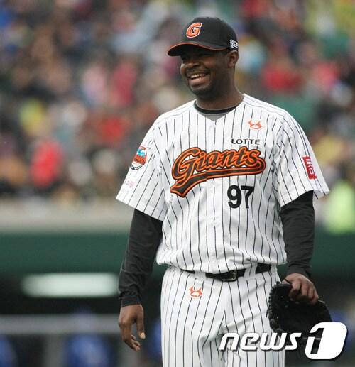 본문 이미지 - 롯데 왼손 투수 유먼이 6일 부산 두산전에 선발로 나가 1이닝만 던지고 교체됐다. 수비 도중 왼쪽 발목을 다쳐 5-3으로 역전한 2회부터 마운드를 강영식에게 넘겼다.© News1 롯데 자이언츠 제공  