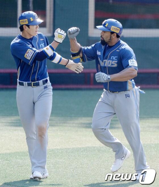 본문 이미지 - 6일 오후 서울 목동야구장에서 열린 2014 한국야쿠르트 세븐 프로야구 넥센히어로즈와 NC다이노스 경기에서 NC 5회초 공격 무사 2루 상황 테임즈가 투런홈런을 날린 후 홈에서 선행주자와 하이파이브를 나누고 있다.2014.5.6/뉴스1 © News1   이동원 기자