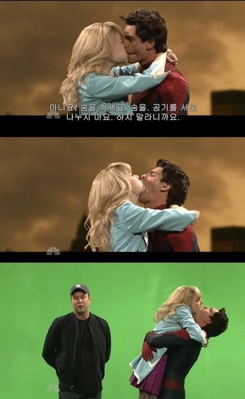 본문 이미지 - 앤드류 가필드와 엠마 스톤의 키스가 화제다.© NBC- SNL 방송 캡처