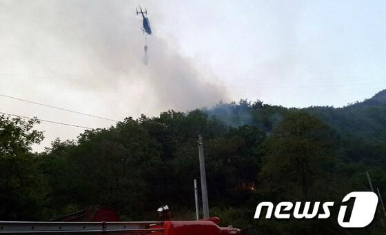 본문 이미지 - 6일 오후 6시 36분께 강원 영월군 영월읍 정양리 계족산 5부 능선에서 불이 나 사유림 0.5㏊를 태우고 4시간여 만에 꺼졌다. 경찰과 소방·산림당국은 주민이 쓰레기를 소각하다가 불이 옮겨 붙은 것으로 보고 정확한 화재원인을 조사하고 있다.(영월소방서 제공) 2014.5.7/뉴스1 © News1   이예지 기자