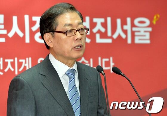 본문 이미지 - 김황식 새누리당 서울시장 예비후보가 7일 오전 서울 여의도 캠프 사무실에서 노인복지공약을 발표하고 있다.김 예비후보는 문화가 있는 경로당 만들기, 권역별 어르신 웰빙타운 조성, 생활밀착형 데이케어센터 확대, 생활 속 보람 있는 노후, 서울형 어르신 일자리 발굴 등의 공약을 발표했다. 2014.5.7/뉴스1  © News1   박세연 기자