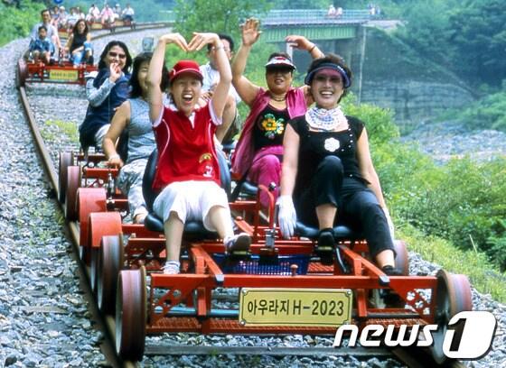 본문 이미지 - 관광객들이 강원 정선 레일바이크를 즐기고 있다. (사진제공=정선군) 2014.5.7/뉴스1 © News1   하중천 