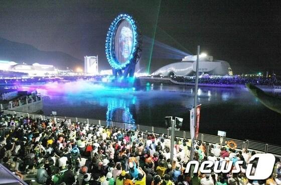 본문 이미지 - 황금연휴 기간인 3일부터 6일까지 여수세계박람회장 등 전남 여수 주요 관광지에 37만여명의 관광객들이 찾아 인산인해를 이뤘다.  © News1   김상렬 기자