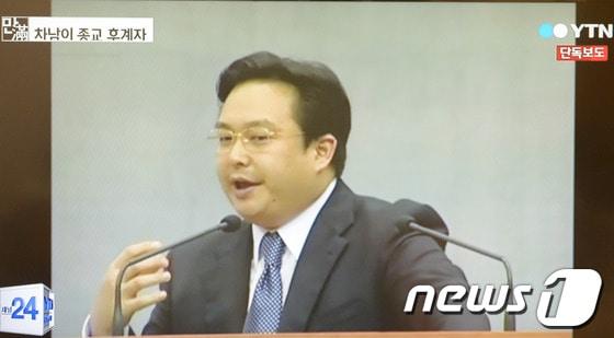 본문 이미지 - 유병언 전 세모그룹 회장의 차남 유혁기 씨가 과거 경기 안산 금수원에서 열린 구원파 집회에서 설교를 하고 있다. (YTN 캡쳐) 2014.5.7/뉴스1