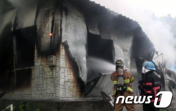 본문 이미지 - 8일 오전 10시 17분께 양양군 양양읍 청곡리 마을회관 건너편 조립식 주택에서 불이나 소방대원이 진화작업을 벌이고 있다. 불은 주택 99㎡를 모두 태우고 3000만원&#40;소방서추산&#41; 상당의 재산피해를 낸 뒤 1시간 10여분 만에 꺼졌다.&#40;속초소방서 제공&#41; 2014.5.8/뉴스1 © News1   이예지 기자