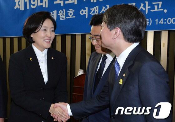 본문 이미지 - 새정치민주연합 신임 원내대표로 선출된 박영선 의원&#40;왼쪽&#41;이 8일 오후 서울 여의도 국회에서 안철수 공동대표와 악수하고 있다. 2014.5.8/뉴스1 © News1 박철중 기자