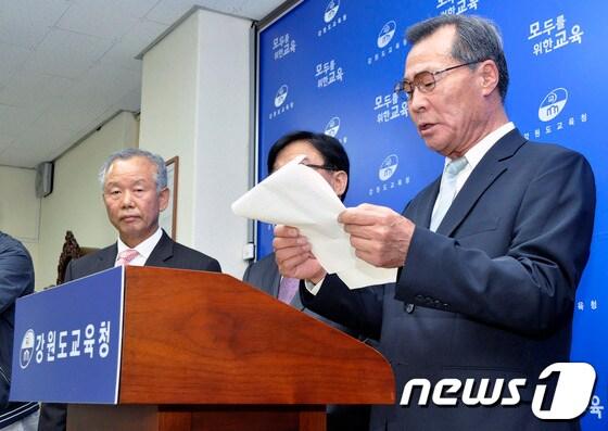 본문 이미지 - 강원 교육계 원로 333명을 공동대표하는 김종호 전 횡계초교 교장이 김광래 예비후보 지지선언문을 읽고 있다. 2014.5.8/뉴스1 © News1   이예지 기자