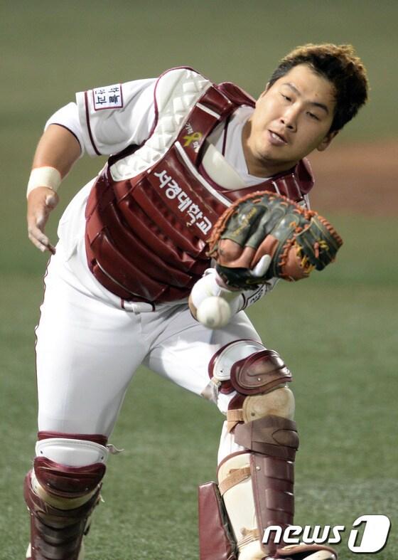 본문 이미지 - 허도환이 10일 목동 삼성전에서 왼쪽 엄지손가락 통증으로 교체됐다. 허도환을 대신해 박동원이 포수 마스크를 썼다. © News1 손형주 기자