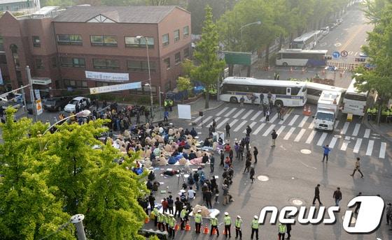 본문 이미지 - 세월호 희생자 유가족들이 9일 오전 서울 종로구 청운효자동주민센터 앞에서 박근혜 대통령과의 면담을 요구하며 농성을 벌이고 있다. © News1 손형주 기자