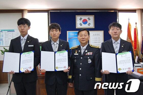 본문 이미지 - 원주소방서(서장 김상철)는 9일 오전 9시 서장실에서 구급대원 3명에게 하트세이버 배지와 증서를 수여했다. 왼쪽부터 최우현 수방, 김광호 소방교, 김상철 서장, 김상규 소방위.(사진제공=원주소방서).2014.5.9/뉴스1 © News1 권혜민 기자 